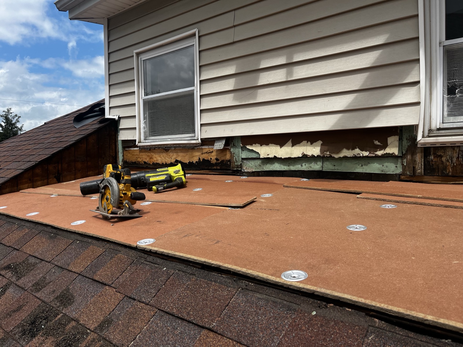 EPDM Flat Roof & Siding Integration detailed photo 1
